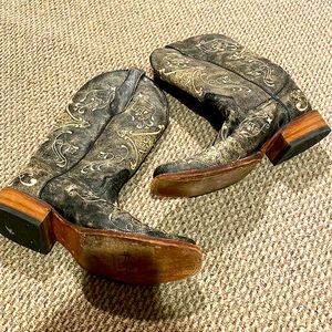 Size 9 circle G cowboy boots